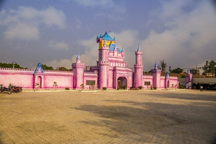 Dehradun to Meerut Taxi