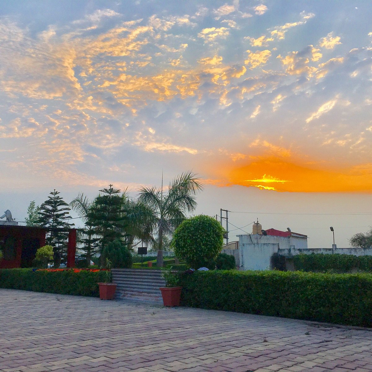 Dehradun to Meerut Taxi